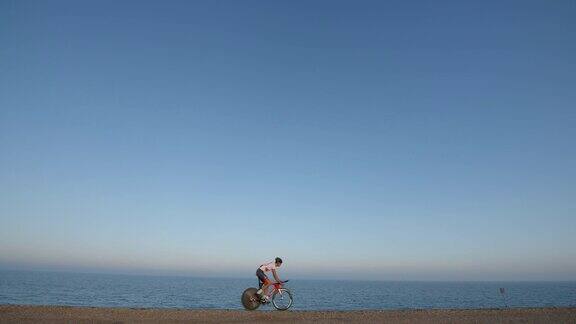 沿着海洋海滩公路的自行车赛环