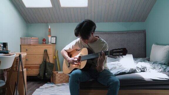 亚洲帅哥在床上弹吉他