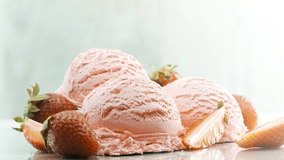 草莓冰淇淋旁边点缀着新鲜的草莓
