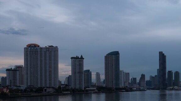 时间流逝白天到晚上的湄南河与现代建筑背景泰国曼谷;改变运动