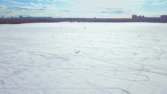 风筝滑雪在冬季-鸟瞰图
