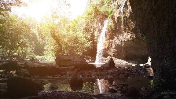泰国KhaoYai国家公园的HaewSuwat瀑布森林深处令人惊叹的美丽瀑布