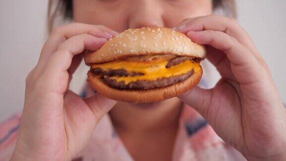 胖女人渴望吃快餐不健康的汉堡包