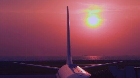 黎明的天空美丽的大海还有一架等待起飞的飞机