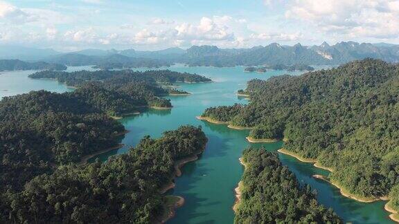 在考索的ChiawLanDam热带雨林的4k鸟瞰图和移动摄影