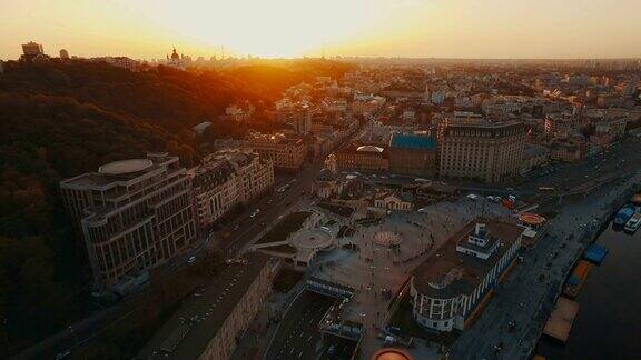 在日落的空中飞过欧洲城市的一个港口