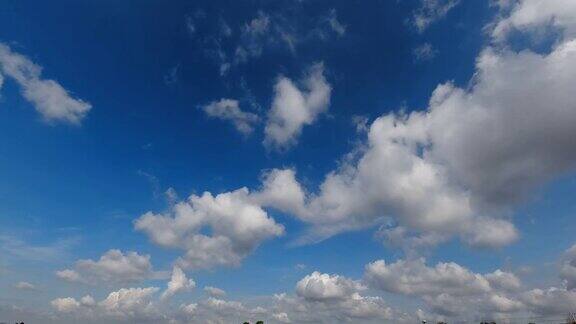 时间流逝蓝色的天空背景与云彩在白天