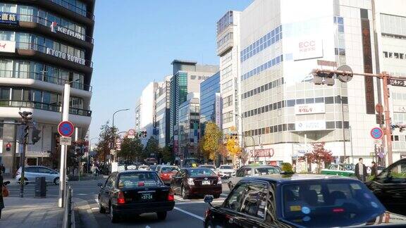 一群人走在日本京都市的街道上