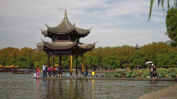 杭州市区晴天著名的西湖湾拥挤的码头湾宝塔慢镜头全景4k中国