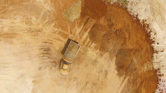 卡车在泥泞的道路上行驶的鸟瞰图