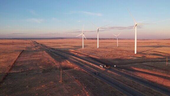 科罗拉多州高速公路附近的风力涡轮机