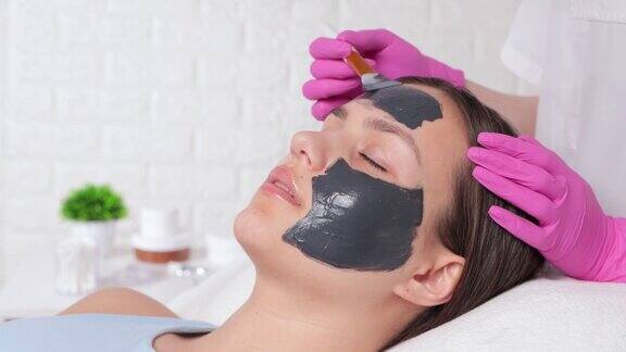 美容师她在美容院给一个漂亮的女孩做了一个黑色的碳脱皮手术硬件美容治疗