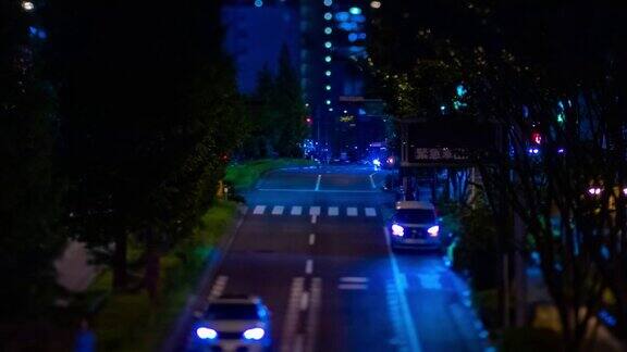 东京城市十字路口的微缩交通堵塞的夜间时间流逝