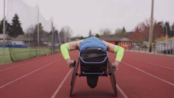 适应性运动员在他的比赛轮椅上训练