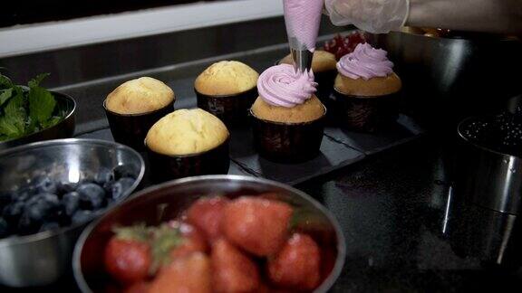 将蓝莓奶油涂在美味的蛋糕上烤盘上的蛋糕