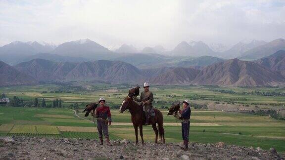 吉尔吉斯斯坦草原上的三个鹰猎人