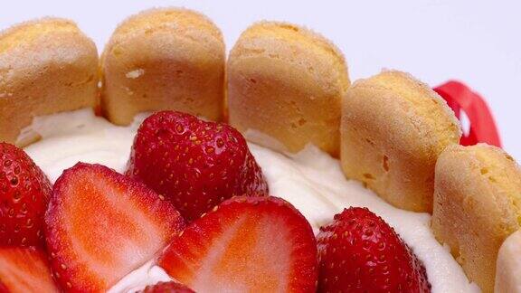 草莓松脆饼蛋糕