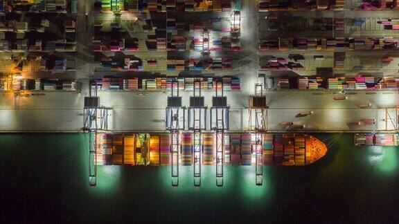 集装箱集装箱船在进出口业务和物流用起重机将货物运到港口国际水路运输鸟瞰图和俯视图