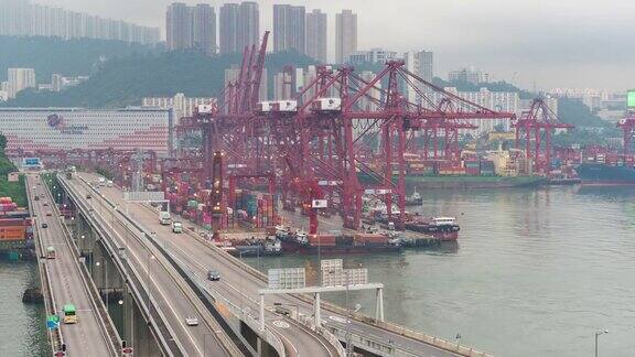 时间流逝在香港繁忙的交通过桥主要道路在高峰时间城市街道和现代建筑交通