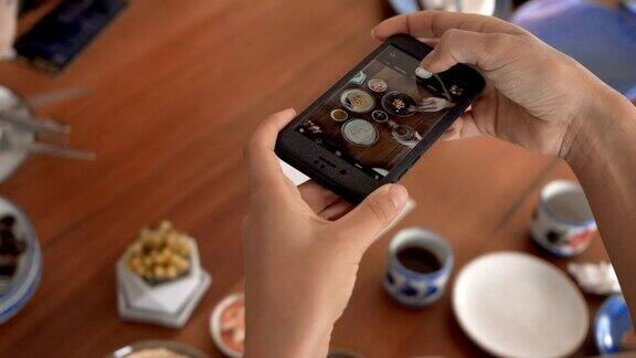 用手机摄像头拍下餐厅里的食物用于社交网络