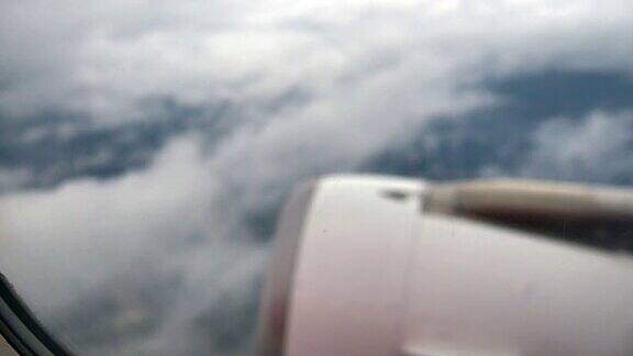 透过飞机窗口看到的云朵