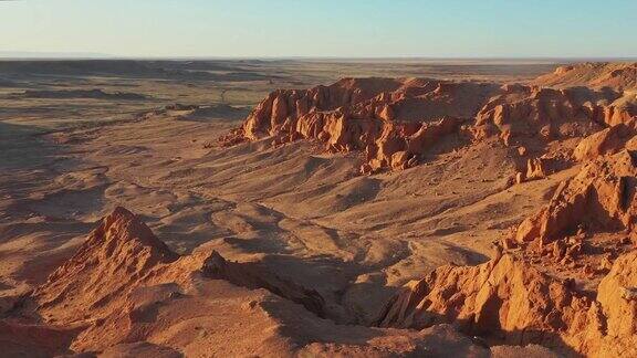 日落时戈壁沙漠的鸟瞰图