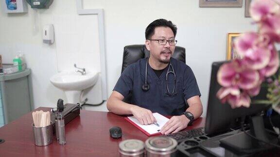 亚洲华人中年男性医生与他的小组医生同事进行视频会议