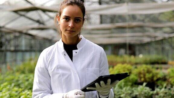 温室里一位女性农业研究员的肖像