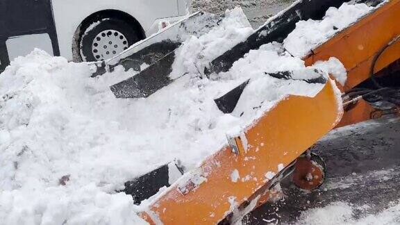 挖掘机一辆汽车在清理城市街道上的积雪