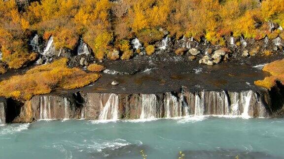 Hraunfossar瀑布位于冰岛西部秋天天气晴朗