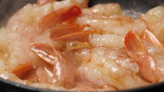 在煎锅上煮大虾Preporation小龙虾