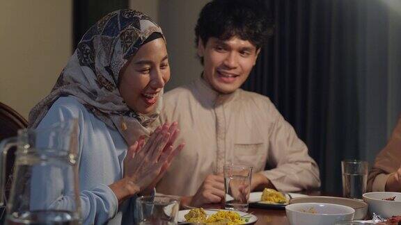 快乐的亚洲穆斯林妻子在家里和丈夫一起吃斋月晚餐两代人的家庭聚餐庆祝开斋节结束开斋节家庭团聚