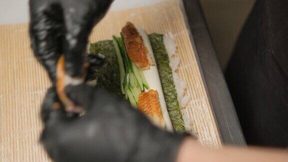 一位厨师在做寿司厨师正在切鳗鱼片特写镜头