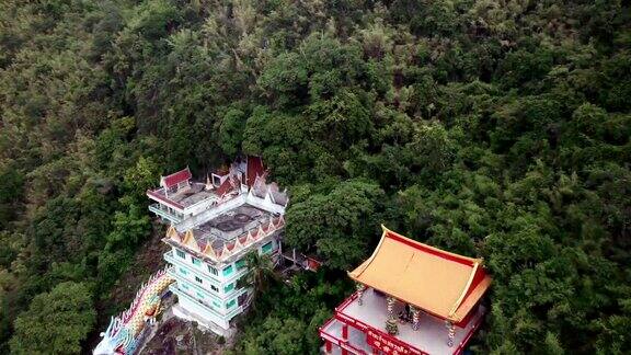 龙像与寺庙和红色神社在热带雨林的山在WatBanTham