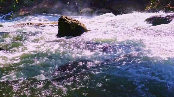 在贵州黄果树瀑布国家公园水冲在长满青苔的石头上