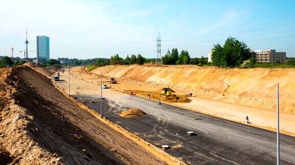 2016年5月27日立陶宛维尔纽斯在大型高速公路上进行延时铺沥青前的准备工作