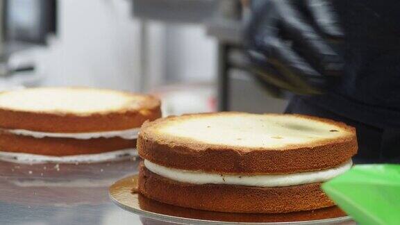 蛋糕设计师正在准备奶油分层奶油蛋糕