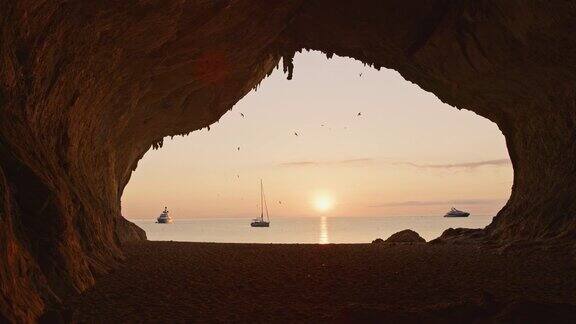 意大利撒丁岛CalaLuna洞穴的慢动作视图