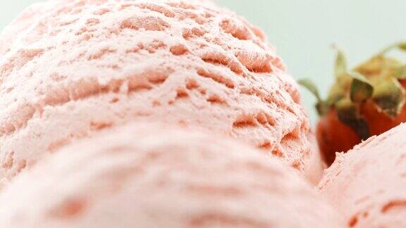 特写草莓冰淇淋旁边点缀着新鲜的草莓