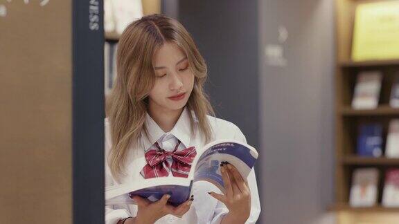 MS年轻的女高中生在图书馆阅读
