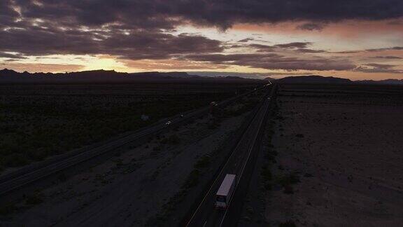 日落时穿越沙漠的高速公路-无人机拍摄