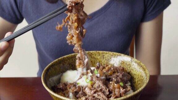 亚洲妇女吃牛肉烧肉汤日本米饭配烤牛肉
