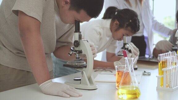 学生们正在愉快地使用显微镜学习科学科目
