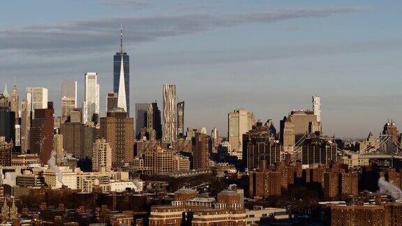 俯瞰曼哈顿中城的自由大厦俯瞰布鲁克林住宅区的项目住宅无人机视频与电影平移和宽轨道摄像机运动