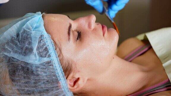 女人用面膜做水疗Antiage美的过程