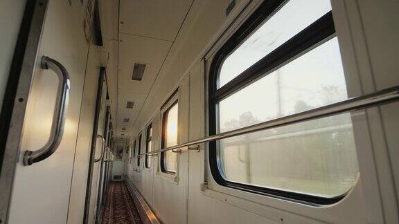 早晨的阳光透过旅客车厢的窗户照进来汽车的内部有多个门窗的车厢