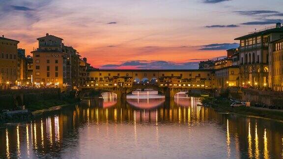 美丽的景色在建筑和颜色反映在意大利佛罗伦萨的阿尔诺河