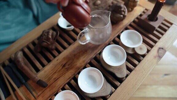 传统的茶道上泡茶烛光柔和的白天照明