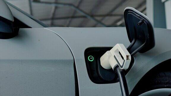 在停车场或加油站为车辆充电电动汽车充电站纯能源是环保的未来世界