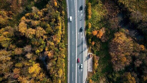 高速公路上行驶的汽车航拍视频